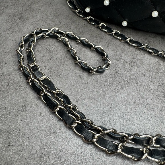 Badgley Mischka Black Vegan Leather Quilted Crossbody Pearl Chain - Picture 3 of 12